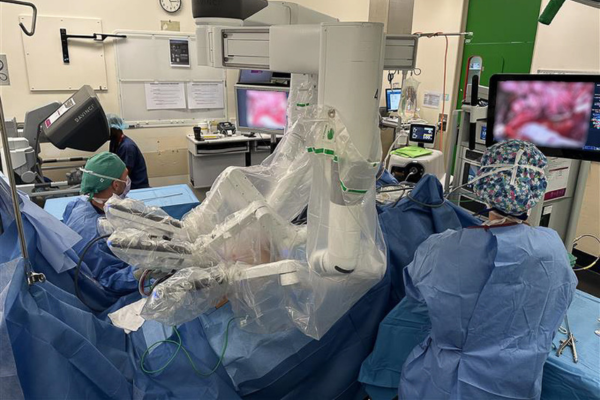 The surgical team during Austin Health's 100th surgery using the da Vinci Xi robotic system.